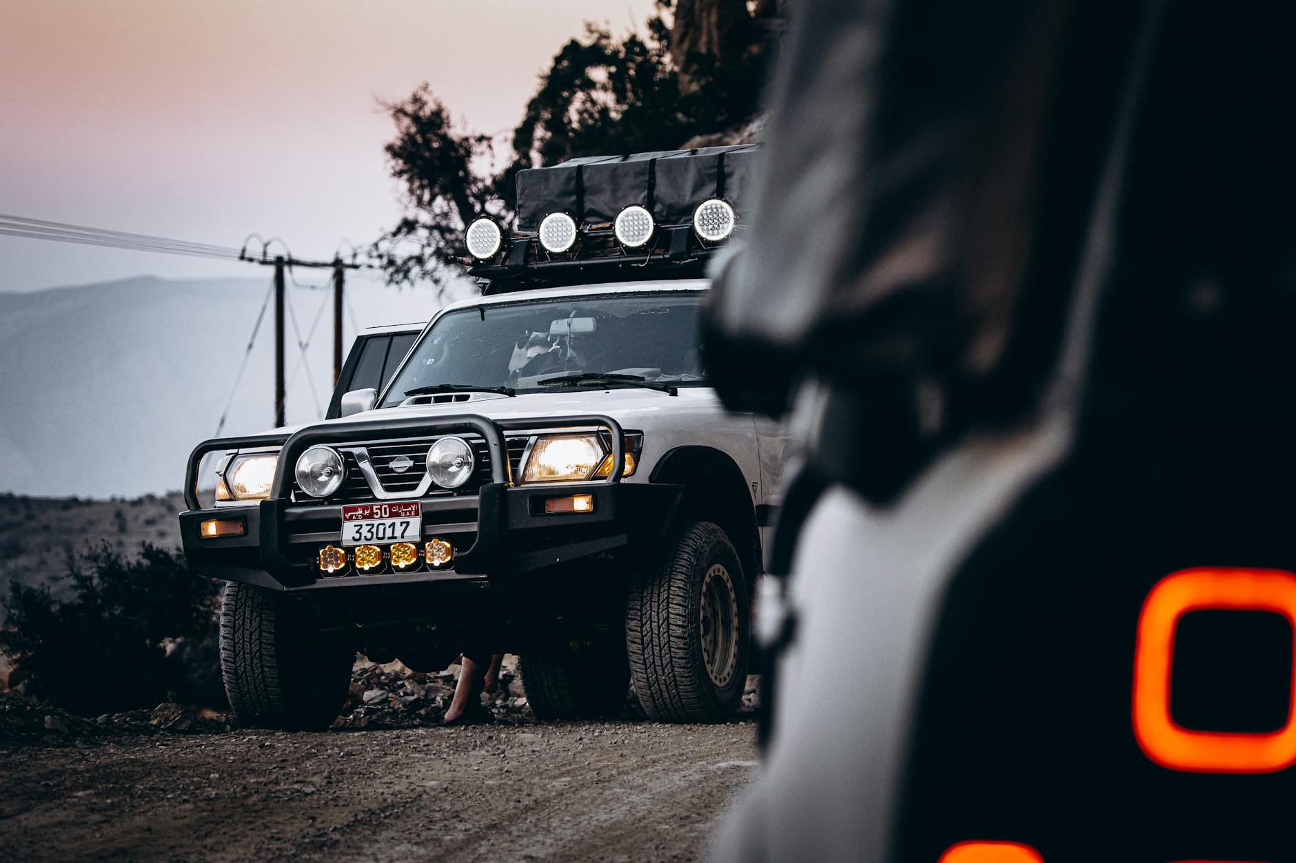 Samochód 4x4 jedzie po skalistej drodze w górach Omanu