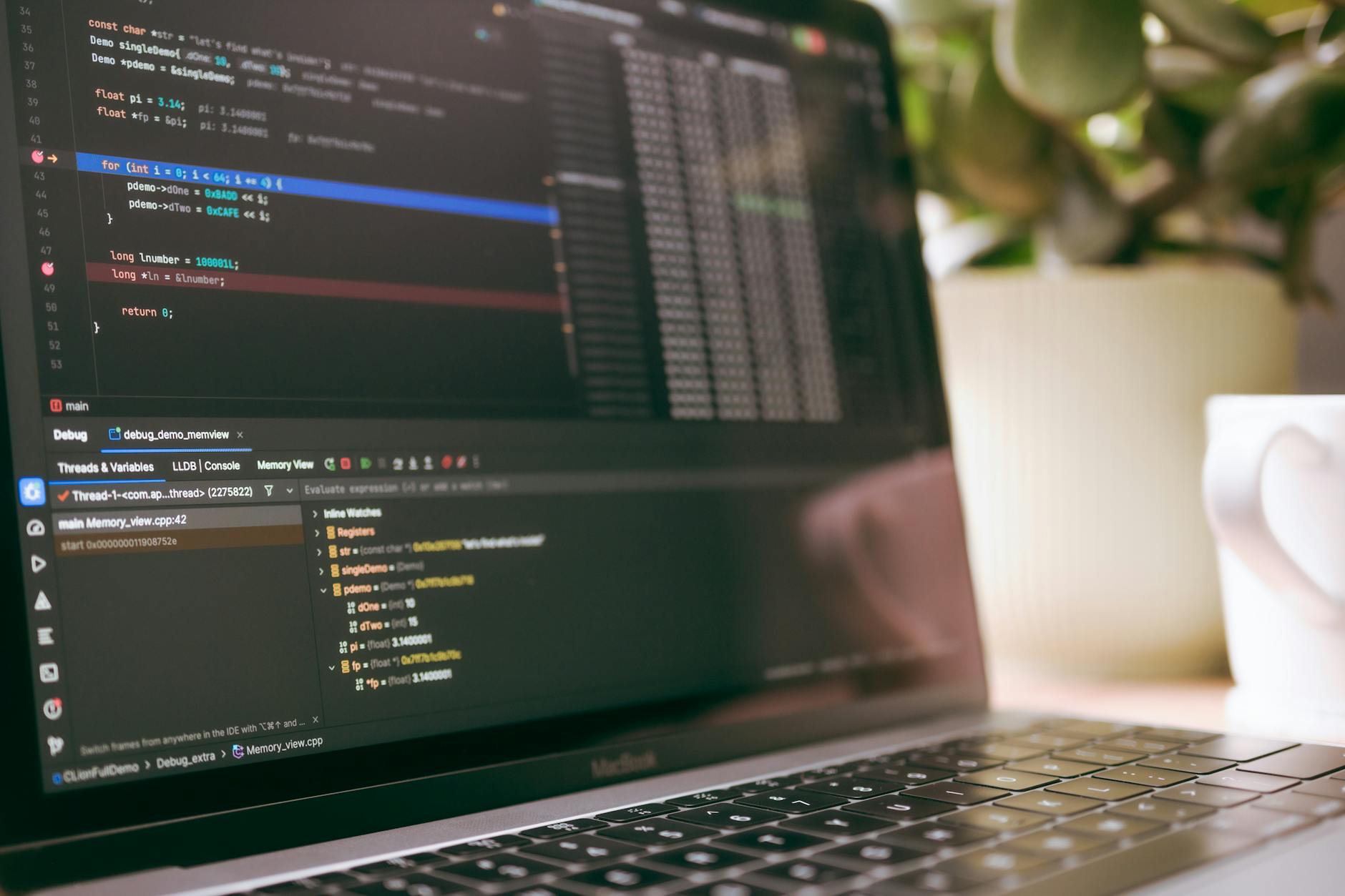 Ekran laptopa z kodem i narzędziami debugowania dla projektu DevOps