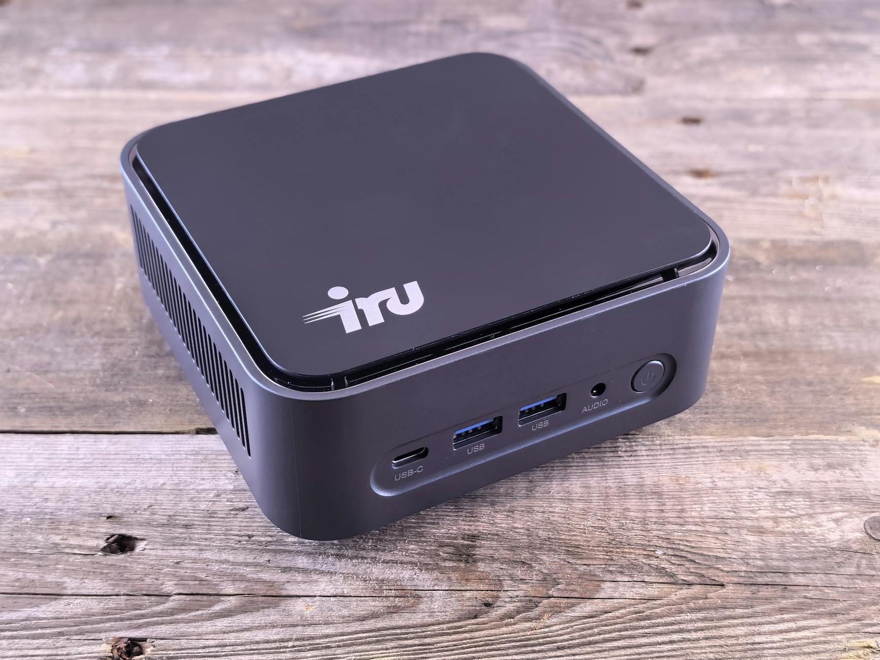 Mini komputer stacjonarny z portami USB-C na drewnianym biurku