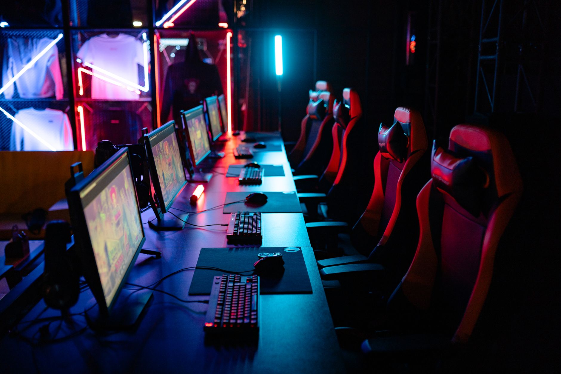 Stanowiska e-sportowe z podświetlanymi PC i fotelami gamingowymi