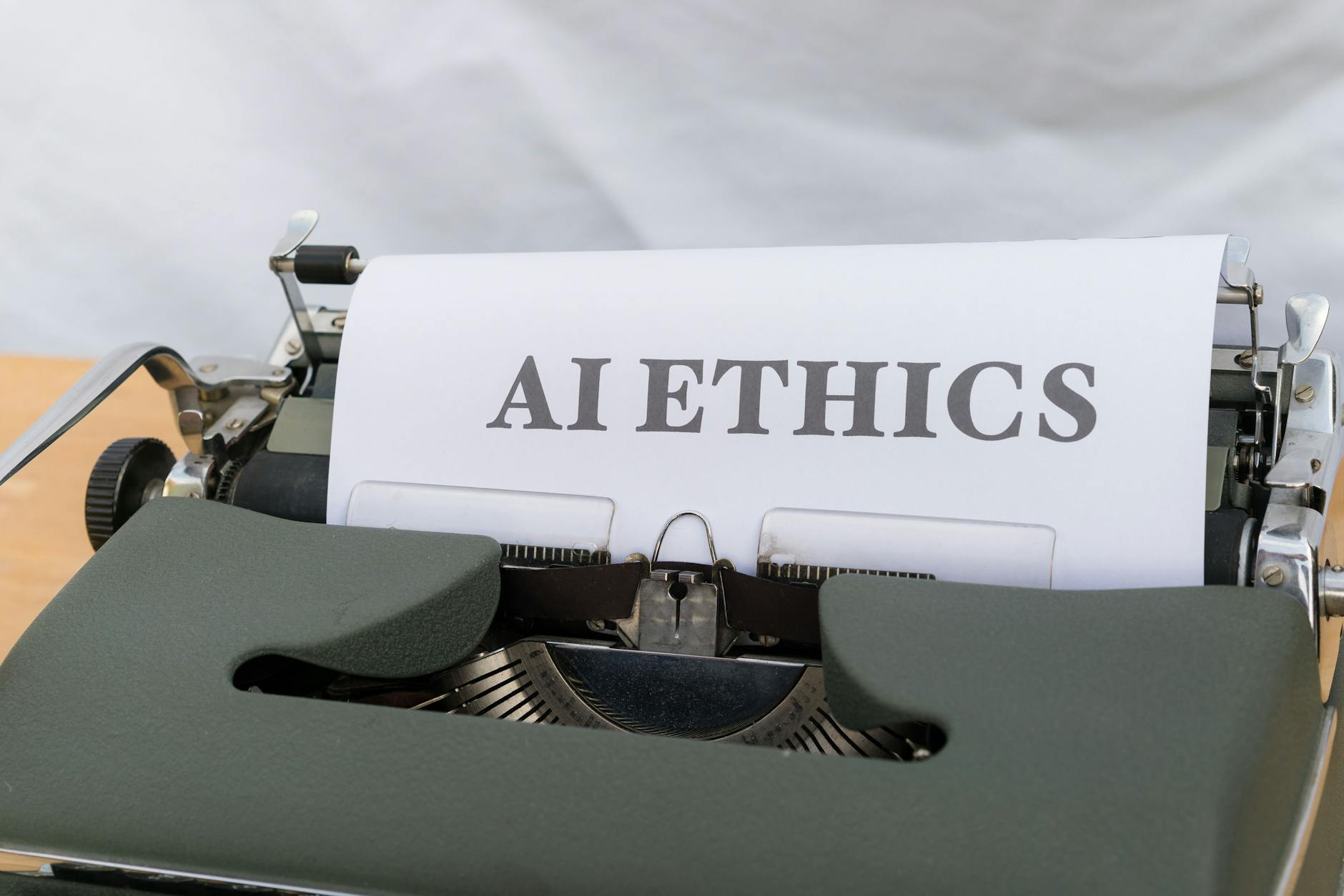 Zbliżenie na starą maszynę do pisania z tekstem AI ETHICS na kartce