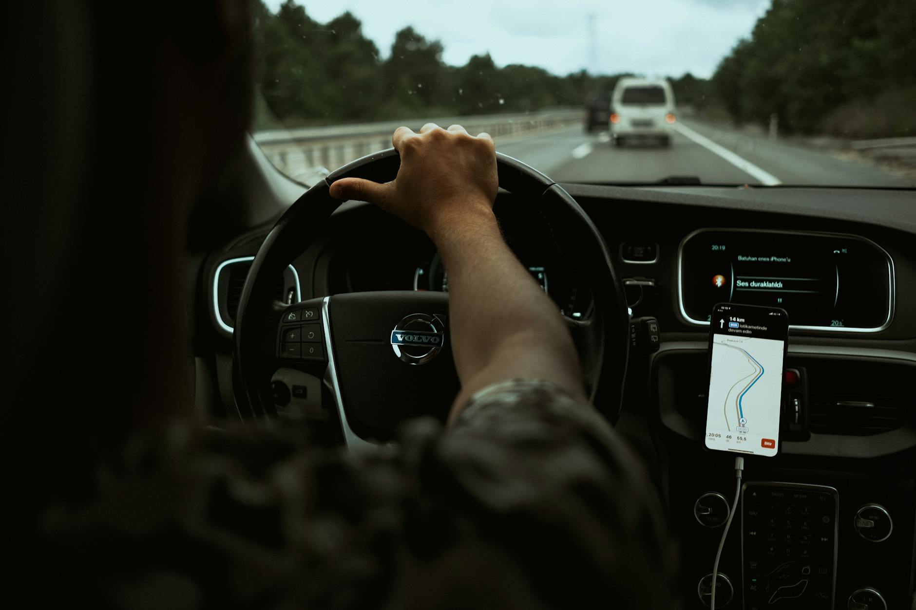 Kierowca korzysta z nawigacji GPS w smartfonie na autostradzie