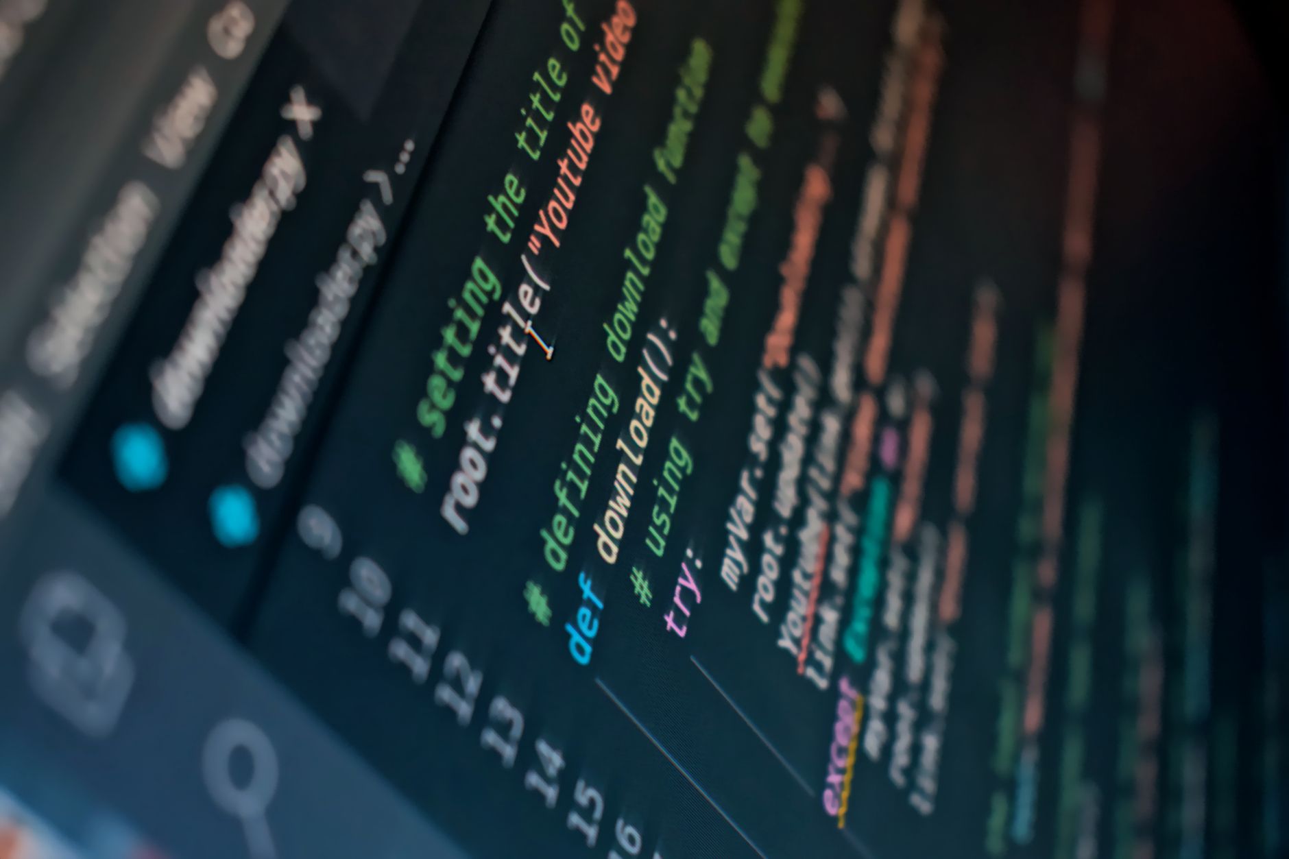 Kolorowy kod źródłowy na ekranie monitora w języku programowania