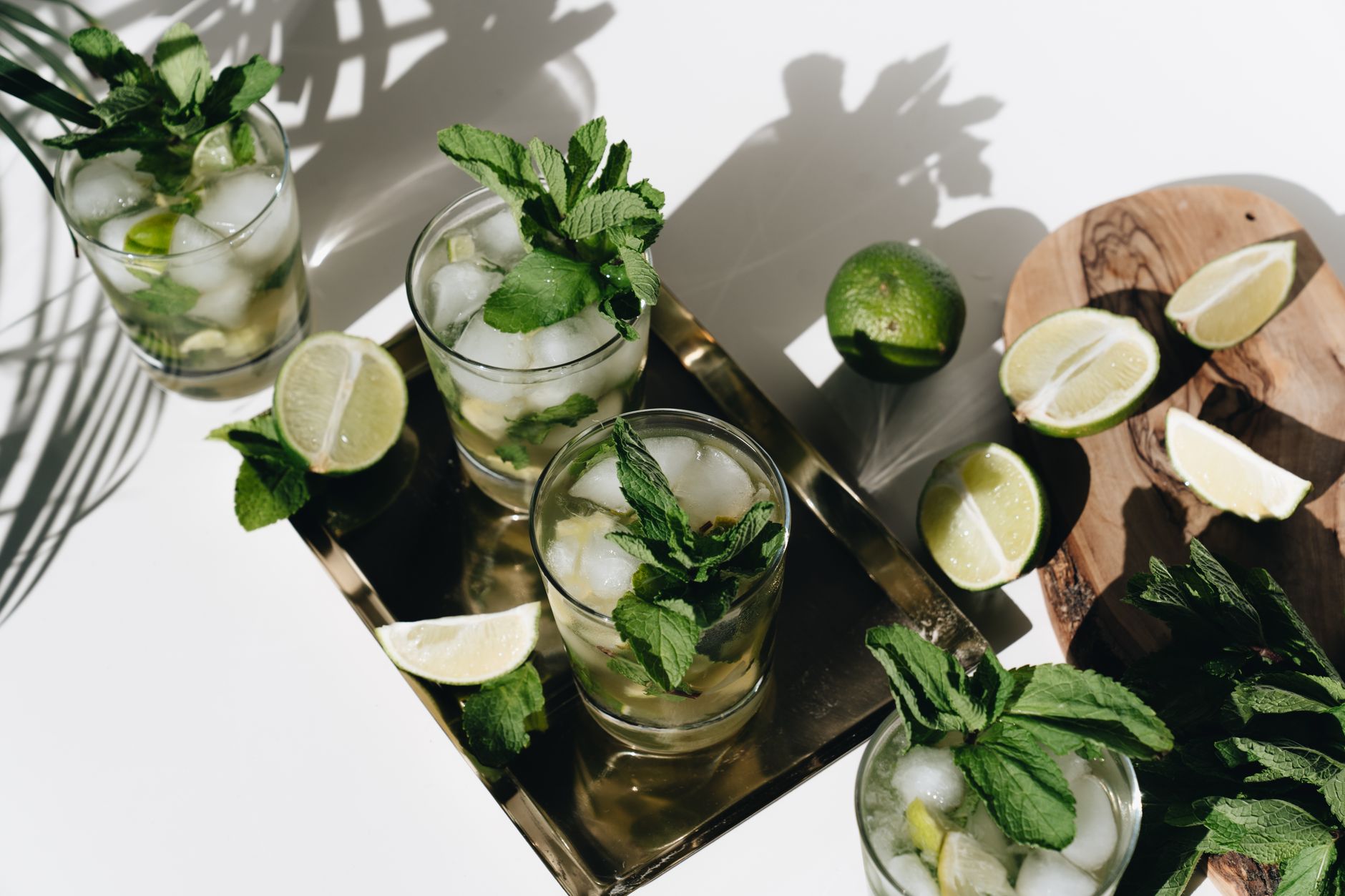 Mojito z limonką i miętą widziane z góry w letnim słońcu