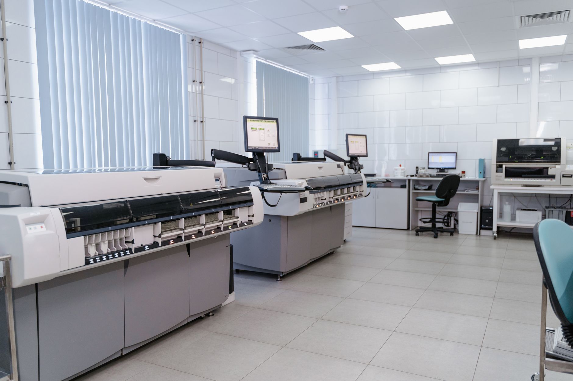 Nowoczesne laboratorium z komputerami i zaawansowanymi maszynami badawczymi