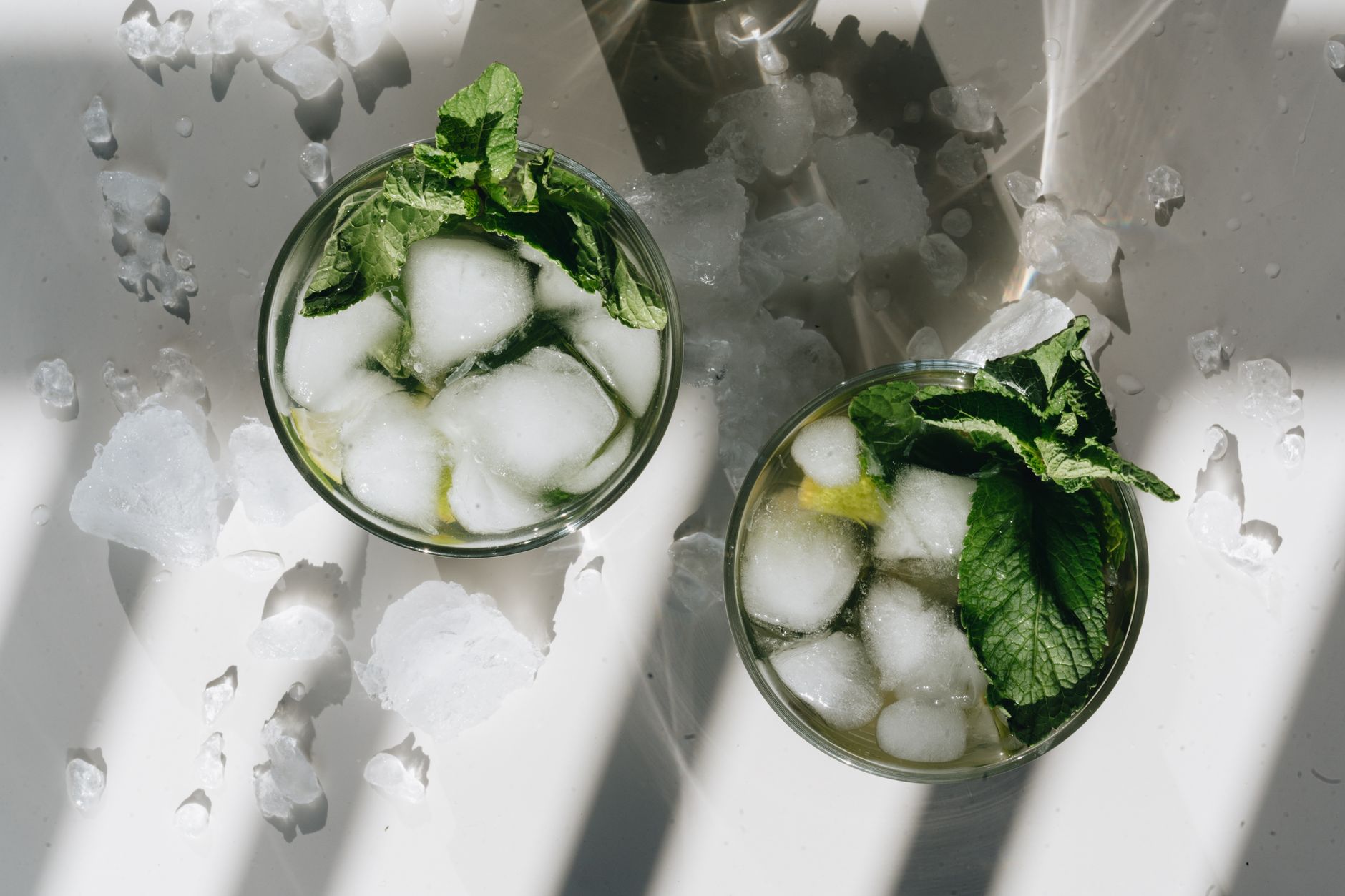 Widok z góry na koktajle mojito z lodem i listkami mięty Widok z góry na koktajle mojito z lodem i listkami mięty
