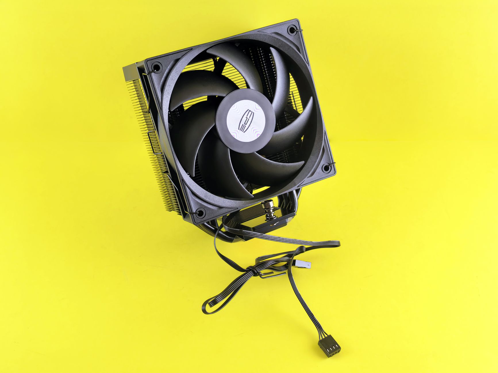 Wydajny wentylator chłodzenia CPU na żółtym tle