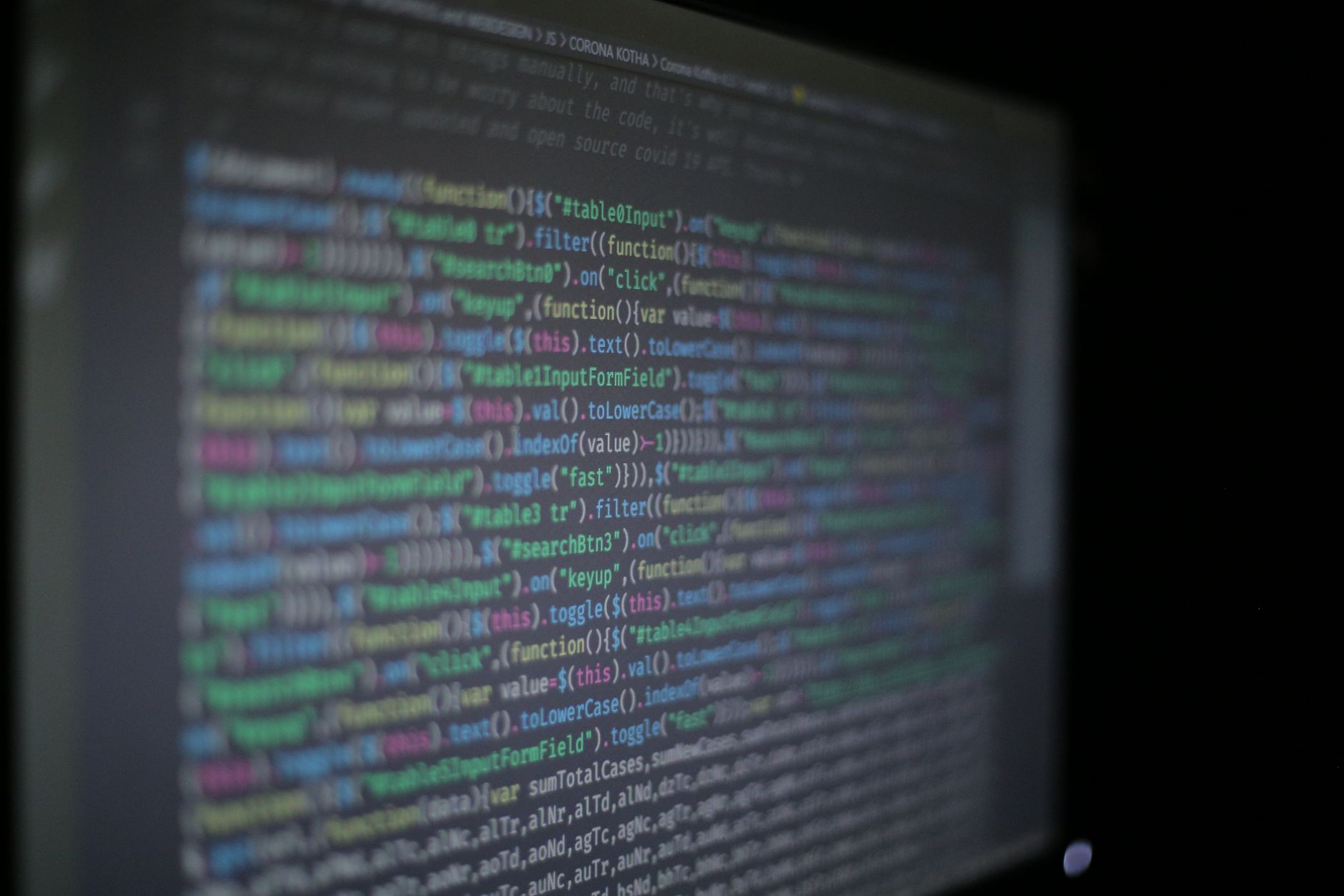Zbliżenie kolorowego kodu programistycznego na rozmytym monitorze