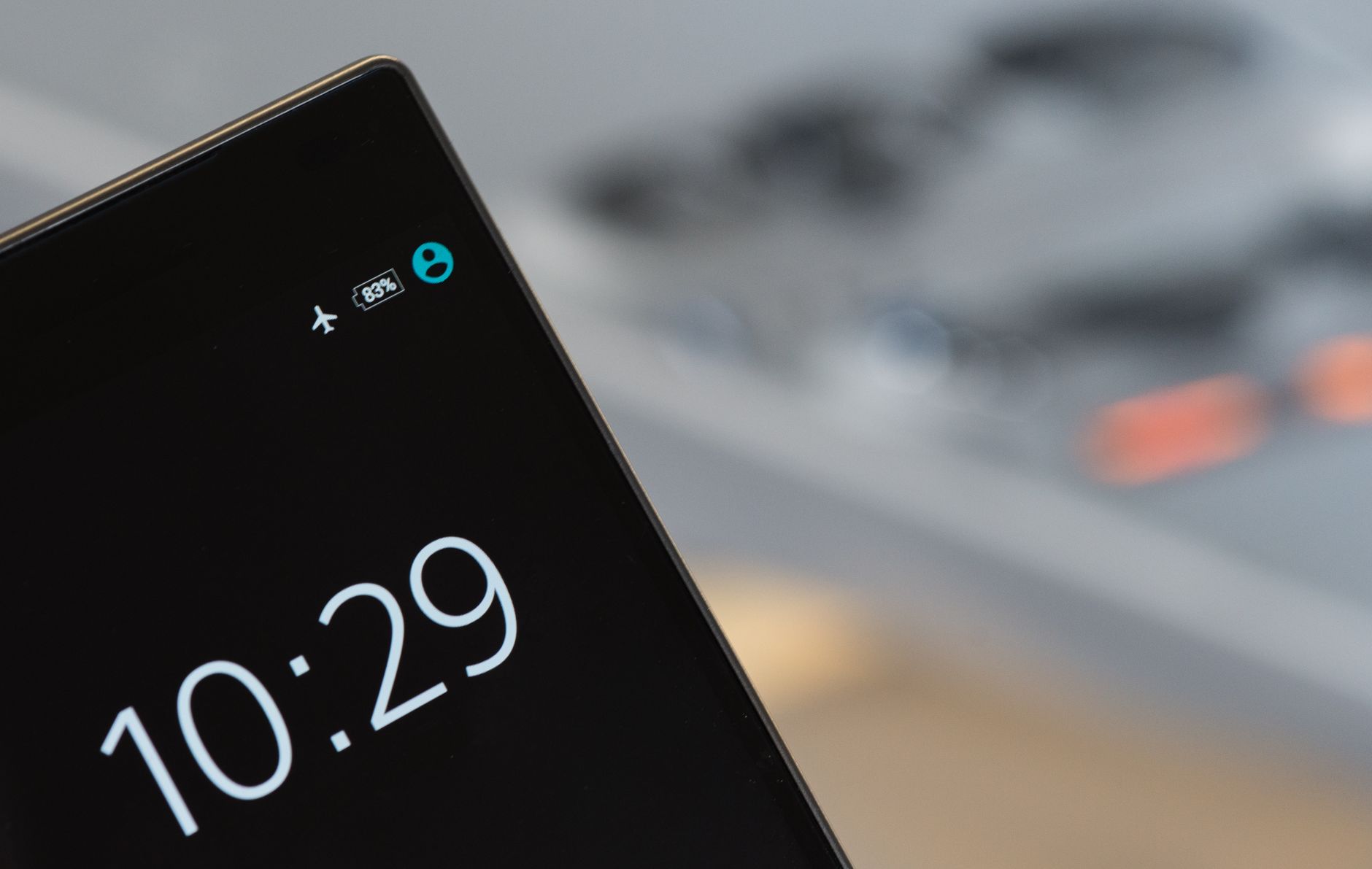 Smartfon z włączonym ekranem na rozmytym tle